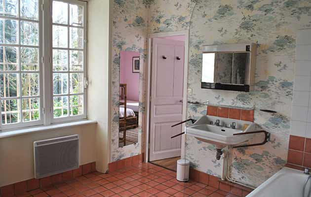 Bathroom with bathtub